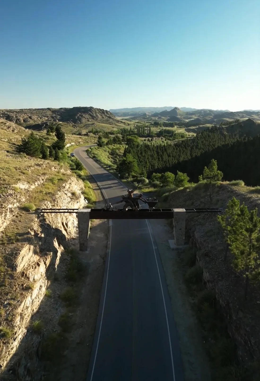Vista aérea del camino a La Carolina, con el portal minero cruzando la ruta y las sierras de fondo